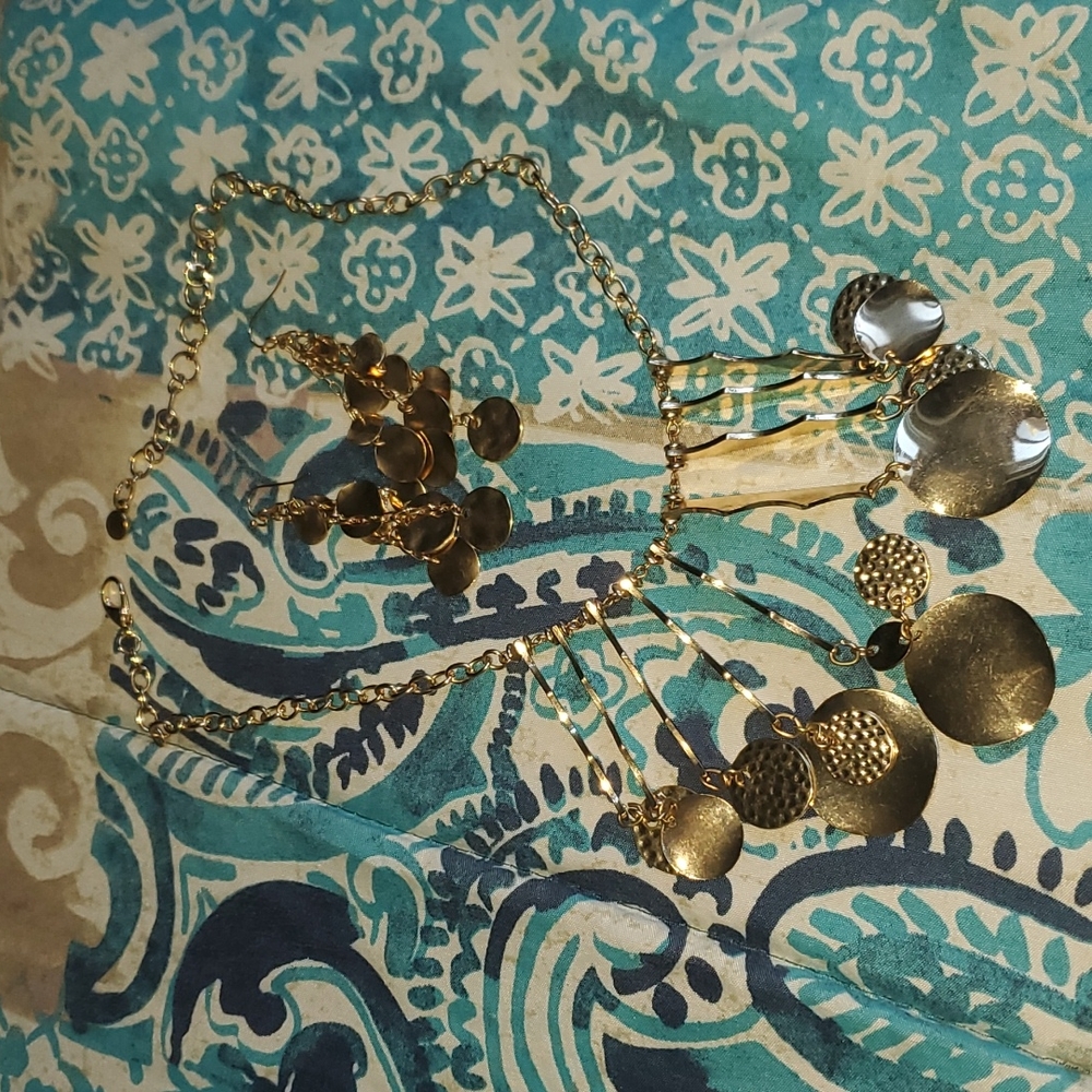 Brand new necklace with earing gold color